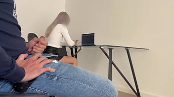 Die fette Schlampe wartet bis ihr Freund sich wichst