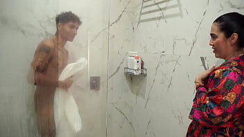 Mutter fickt ihren betrunkenen Sohn unter der Dusche