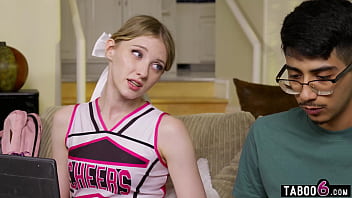 Jungfräuliche Cheerleader genießen nach dem Training