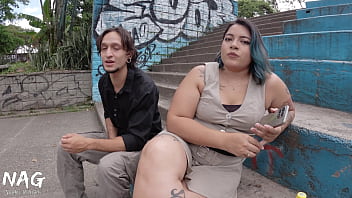 Die junge Rothaarige Natalie Lust zeigt ihre kleinen Titten am Bahnhof